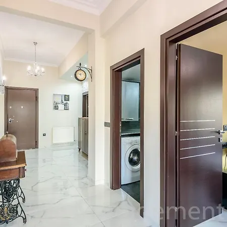 Center With Rooftop Swimming Pool Apartment